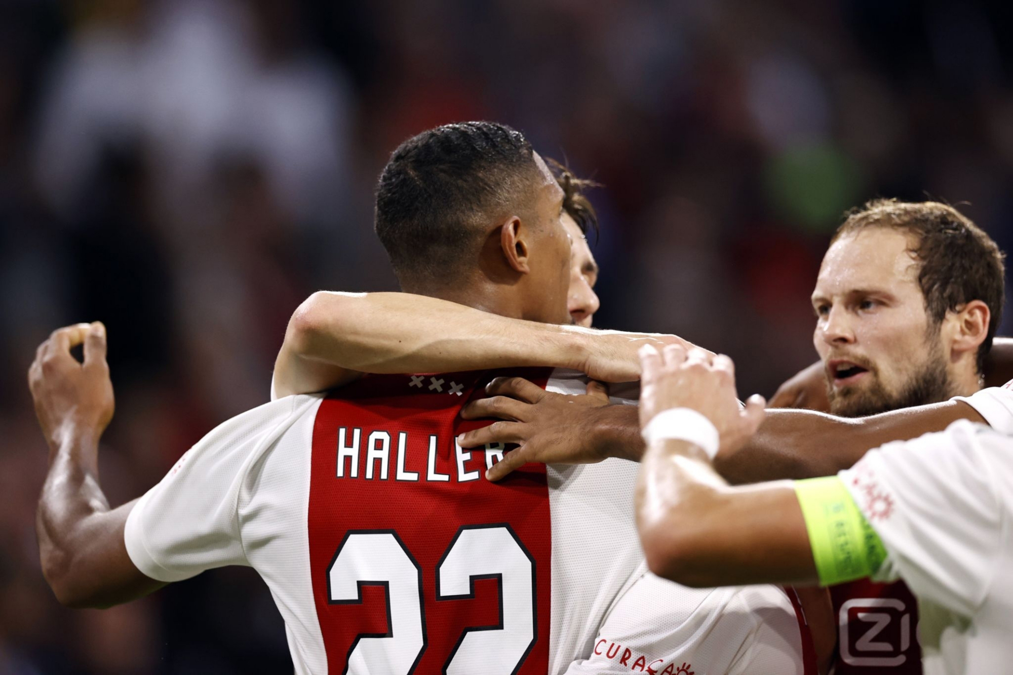 九游娱乐APP-费耶诺德关键时刻复出首秀，志在英超名次提升，赛场秩序良好，团队化学反应显著(曼城vs费耶诺德)